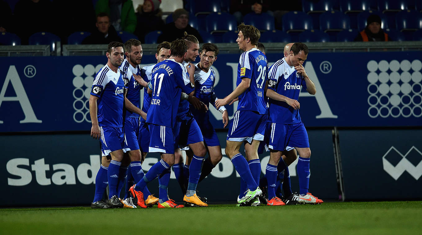 Will mit drei Punkten gegen Mainz oben dranbleiben: Holstein Kiel © 2015 Getty Images