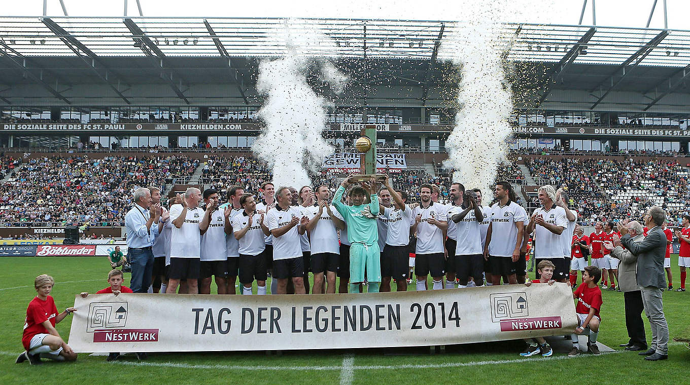 "Tag der Legenden 2014": das Siegerteam mit Pokal im Konfettiregen © imago/MIS