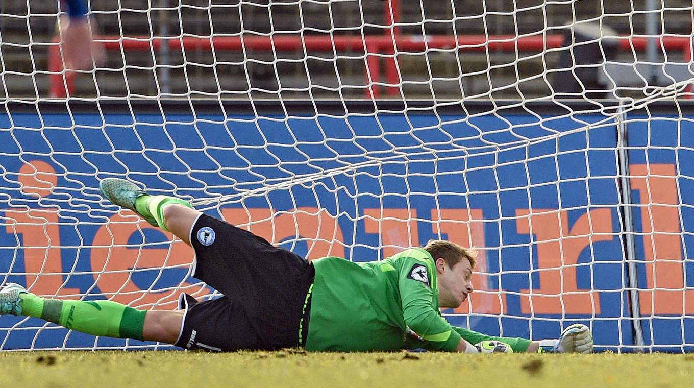 Zurück im Team: Tabellenführer Bielefeld setzt wieder auf Keeper Alex Schwolow © 2015 Getty Images