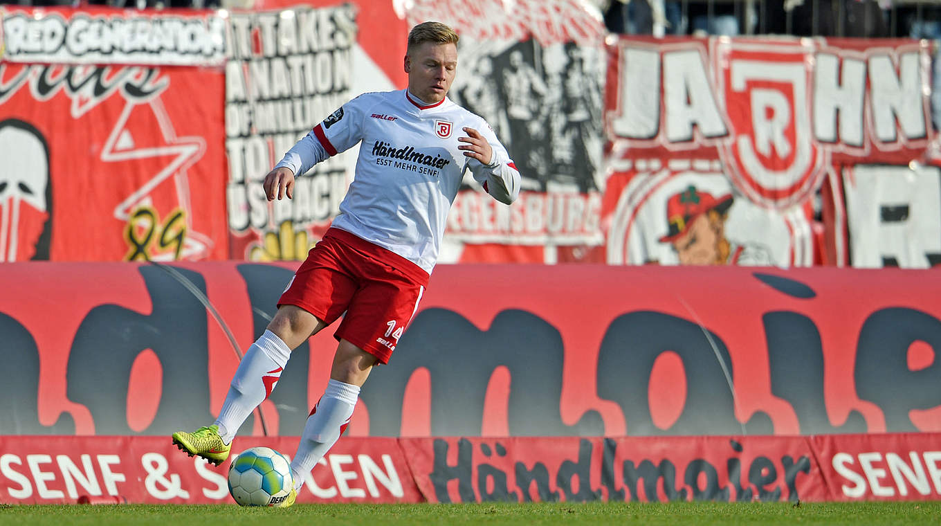 "Fußball trifft Kunst": Regensburgs Trettenbach ist Gast der "Jahn Vernissage" © 2014 Getty Images