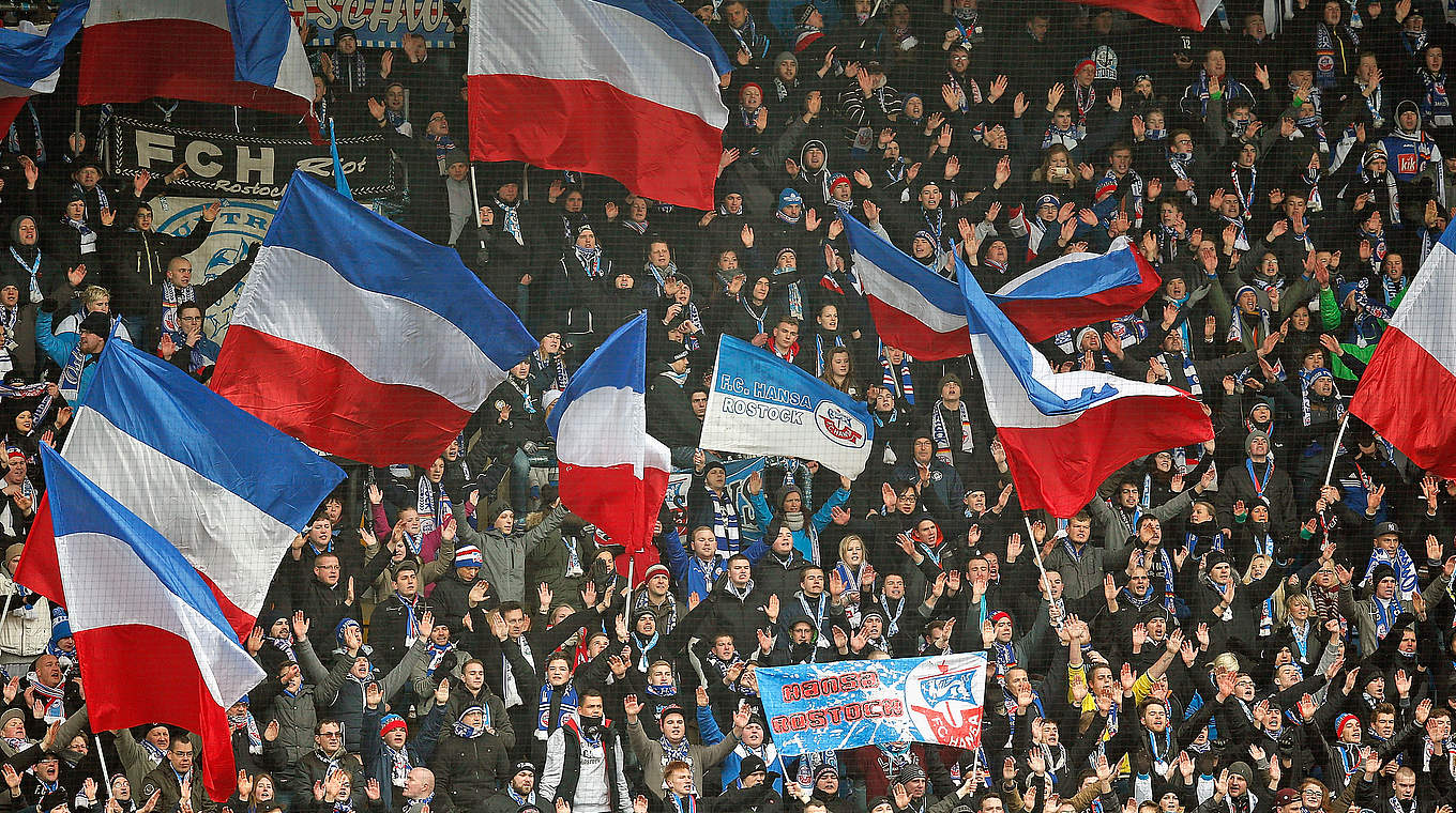 Ausverkauftes Haus in Rostock: Zum "Spiel für die Lizenz" kommen 27.000 Zuschauer © 2015 Getty Images