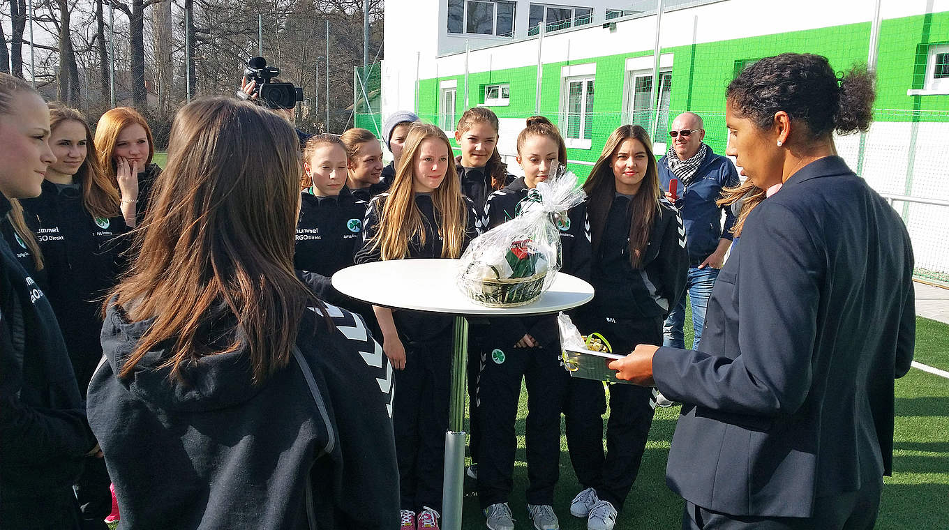 "Meet and greet" mit U 17-Juniorinnen: Steffi Jones zu Gast bei Greuther Fürth © DFB