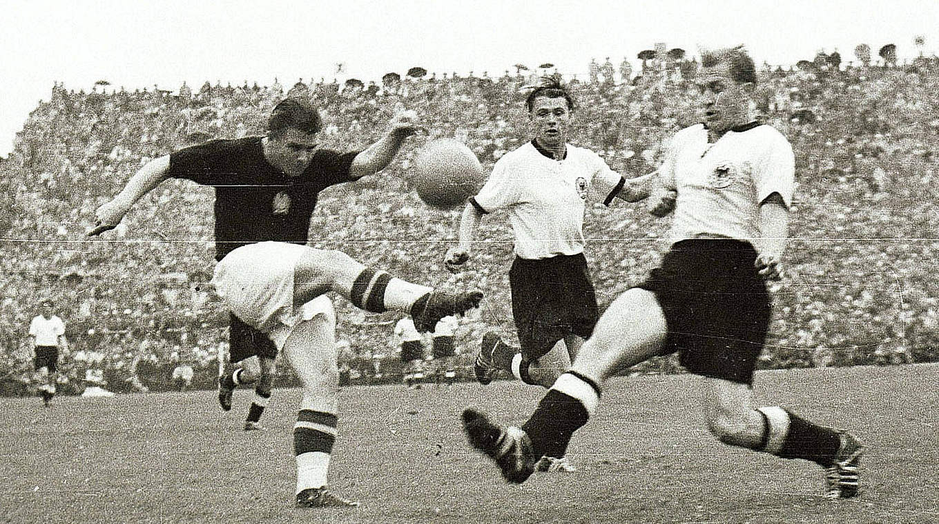 "Held von Bern" 1954: Werner Liebrich (+ 20.3.1995) mit Karl Mai und Ferenc Puskas (v.r.) © imago sportfotodienst