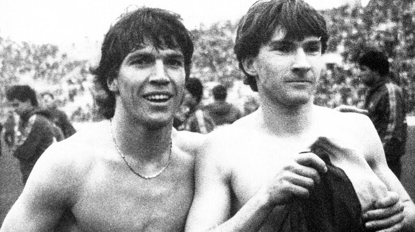 Nach 2:1 bei AS Rom im Halbfinale: Bayern mit Matthäus (l.) und Torschütze Kögl 1985 © imago sportfotodienst