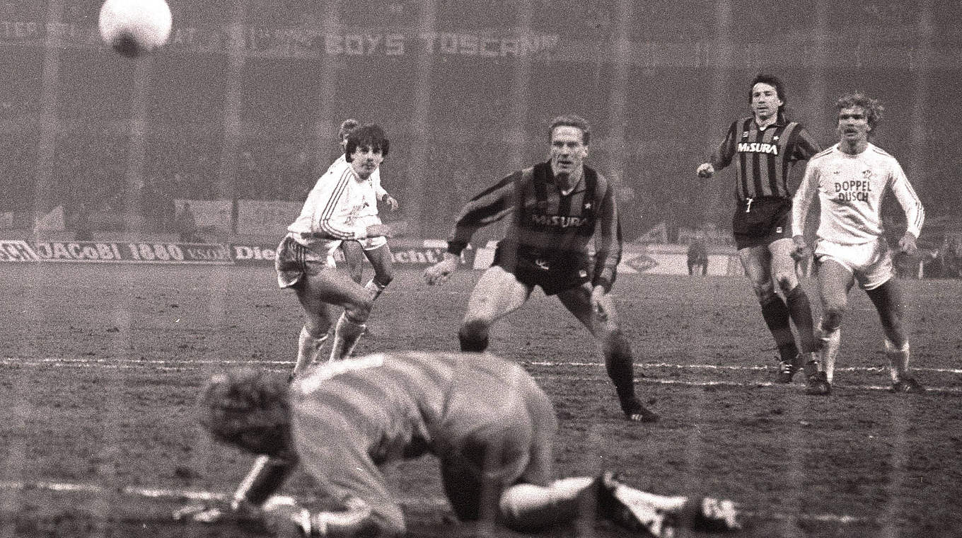 Die Entscheidung: Karl-Heinz-Rummenigge (M.) markiert 1985 das 3:1 für Inter in Köln  © imago/Horstmüller