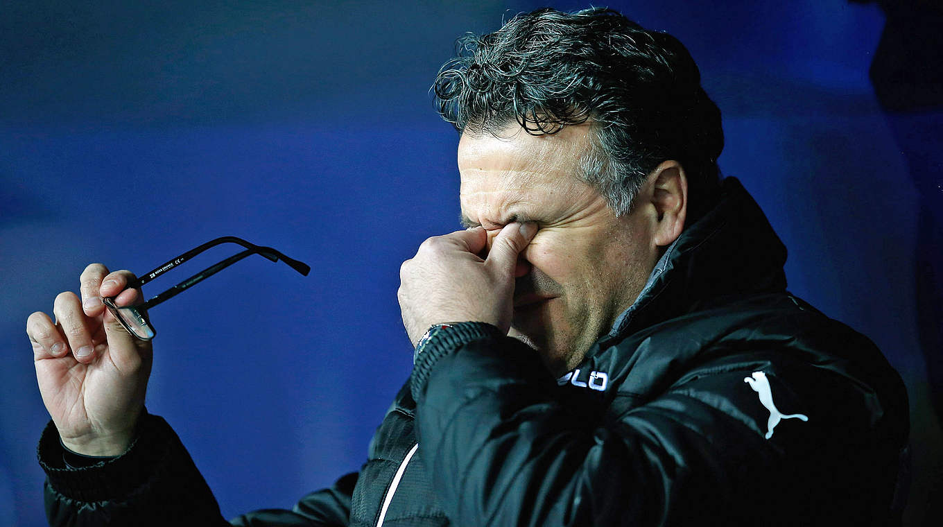 Hofft auf Besserung: Düsseldorfs Coach Aksoy © 2015 Getty Images