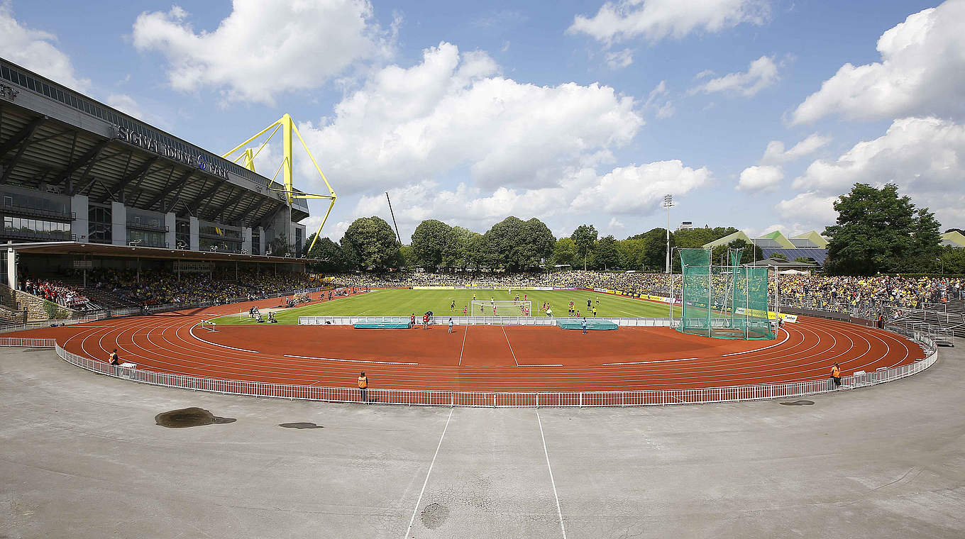 Stadion Rote Erde in Dortmund: Viele Duisburger erwartet © 2014 Getty Images