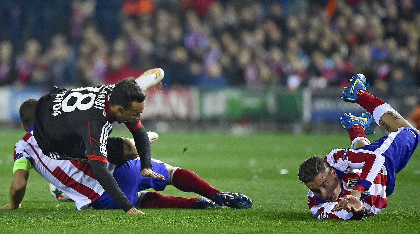 Ein kampfbetontes Spiel: Nationalspieler Bellarabi (M.) gegen zwei Madrilenen © AFP/Getty Images