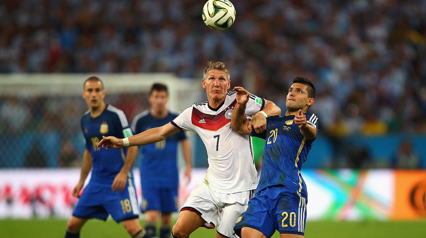 Sein erster Auftritt nach dem WM-Finale gegen Argentinien: Schweinsteiger (2.v.r.) © 2014 Getty Images