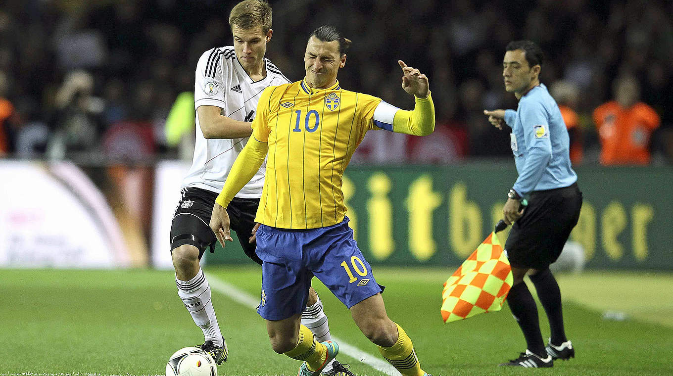 Duelle mit den Besten: Badstuber (l.) 2012 gegen Schwedens Superstar Ibrahimovic © imago sportfotodienst