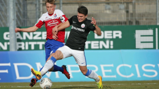 Erstes Spiel am 33. Spieltag: Hachings Willsch (l.) gegen Rostocks Jakobs © imago