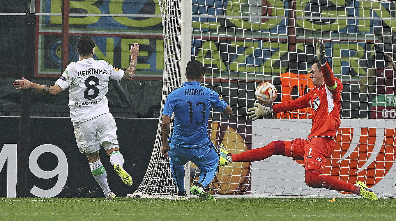 Einmal mehr ein starker Rückhalt: VfL-Keeper Diego Benaglio (r.) © 2015 Getty Images