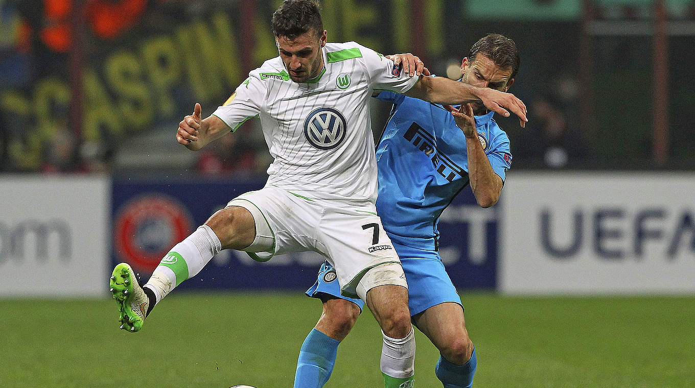 Kampf um den Ball: Daniel Caligiuri (l.) gegen Inters Hugo Armando Campagnaro © 2015 Getty Images