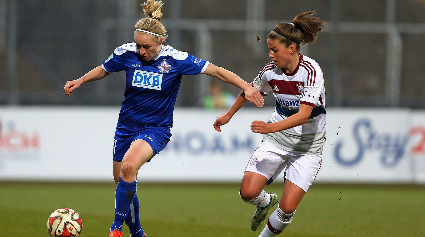 Laufduell: Potsdams Pauline Bremer (l.) gegen Melanie Leupolz vom FCB © 2015 Getty Images