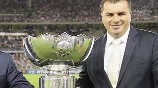 Stolz: Ange Postecoglou mit dem Pokal der Asienmeisterschaft. © Getty Images