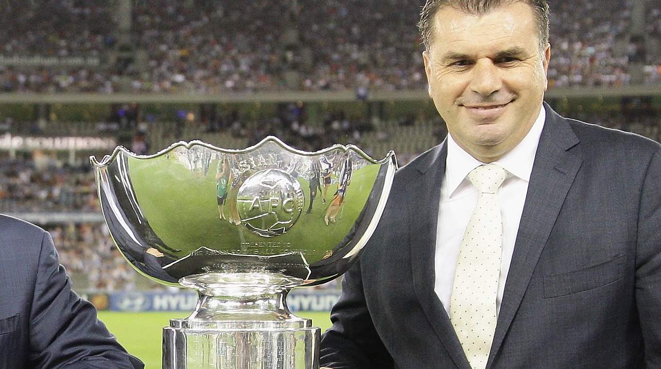 Stolz: Ange Postecoglou mit dem Pokal der Asienmeisterschaft. © Getty Images