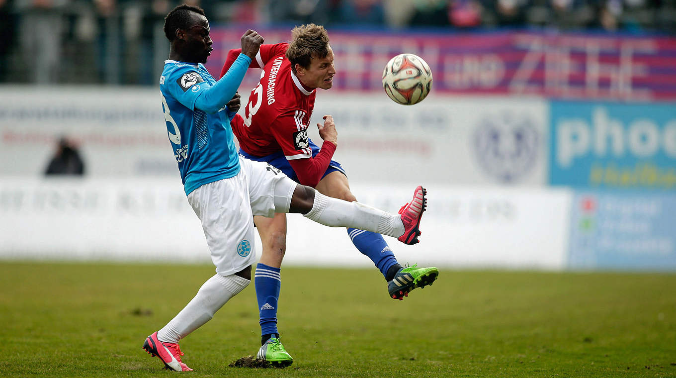 Zweikampf: Randy Edwini-Bonsu und Unterhachings Benjamin Schwarz (r.) © 2015 Getty Images