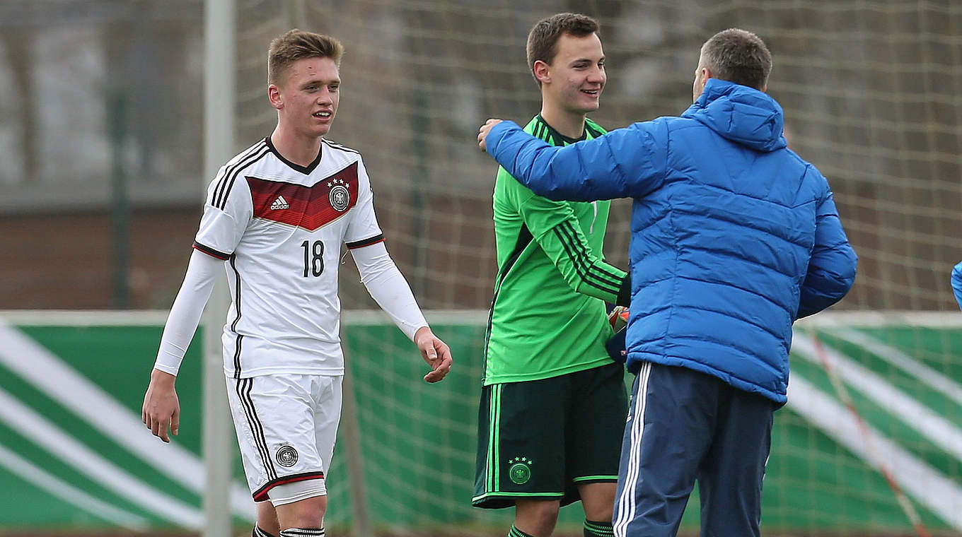 Glückwunsch von Coach Wück (r.): Die U 17 schlägt die Slowakei zum Auftakt mit 3:0 © 2015 Getty Images