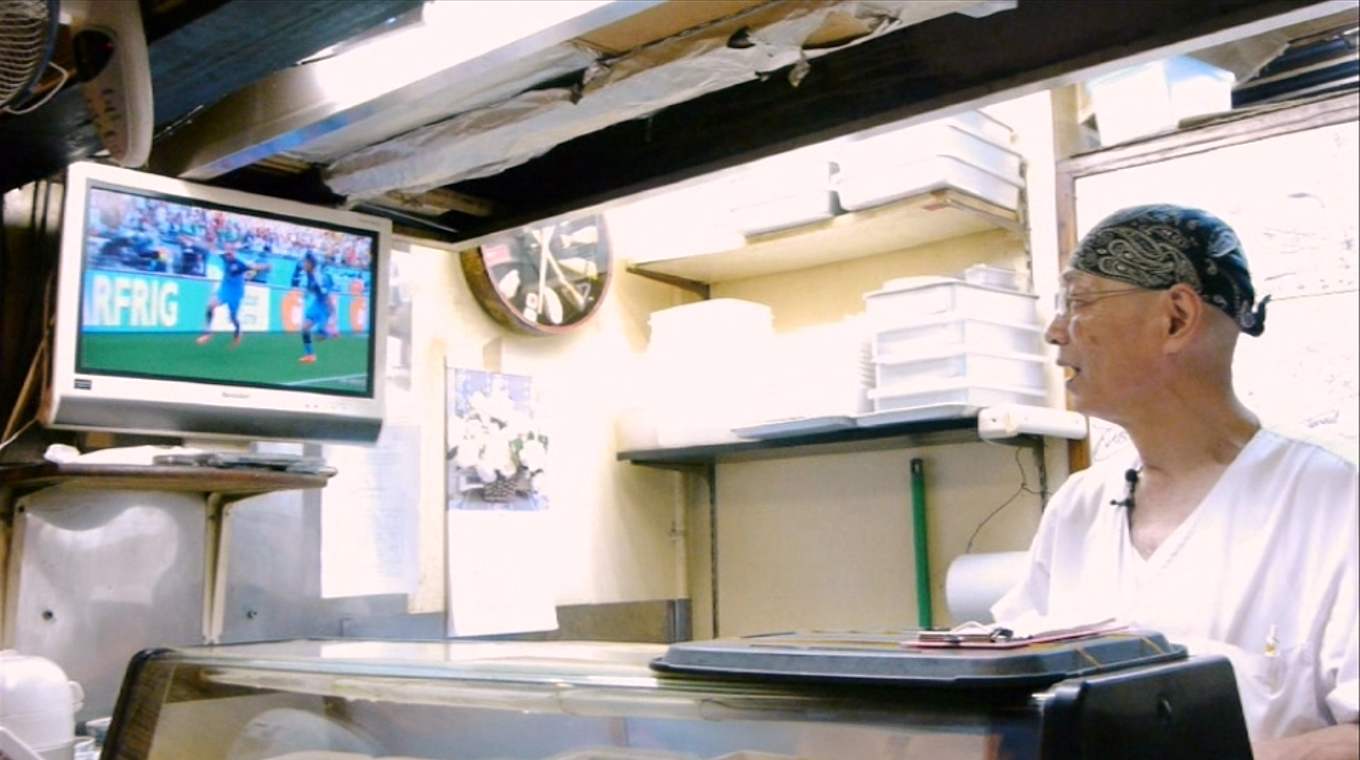 Auch in einem Imbiss in Tokio wird mitgefiebert: Ein Koch schaut das WM-Finale © Deutsche Welle
