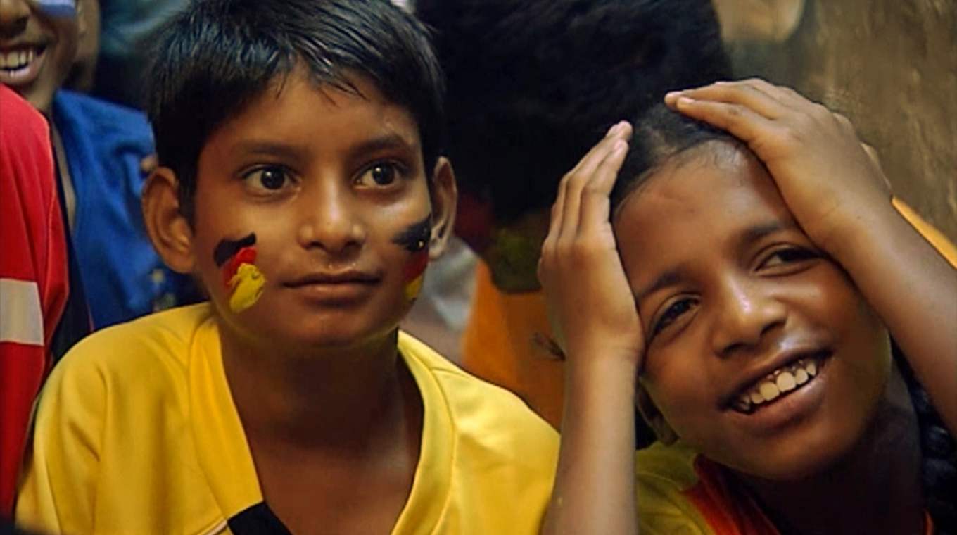 Fiebern beim WM-Finale mit: Zwei Kinder in Neu-Delhi © Deutsche Welle