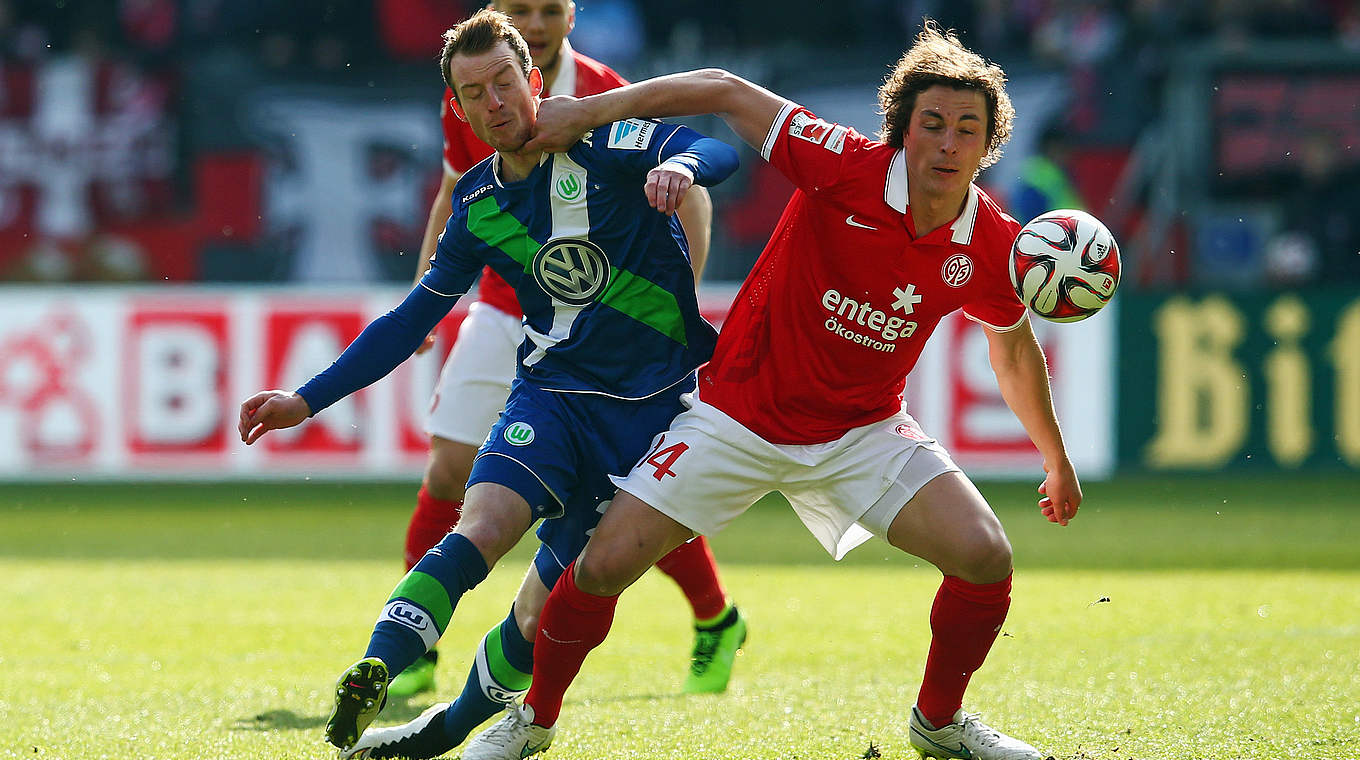 Duell: U 21-Nationalspieler Maximilian Arnold (l.) gegen den Mainzer Baumgartlinger © 2015 Getty Images