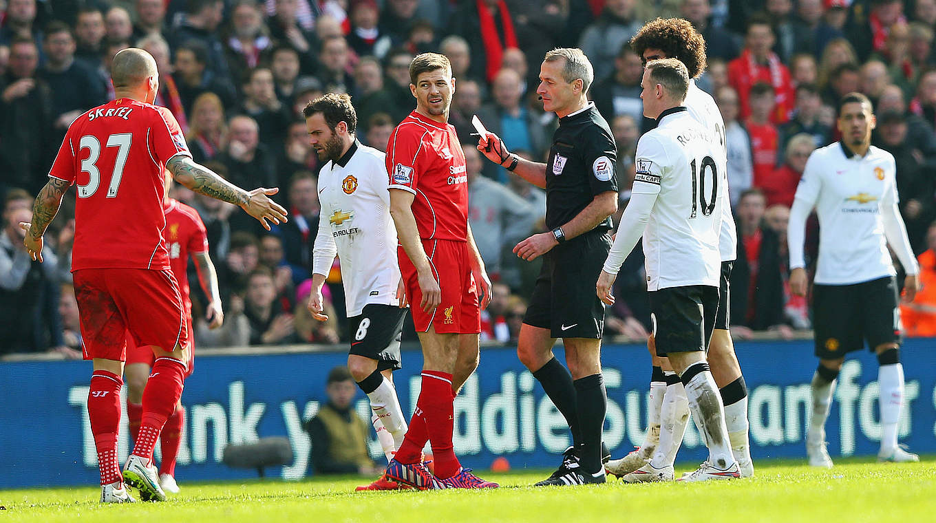 Platzverweis wenige Sekunden nach seiner Einwechslung: Steven Gerrard (4.v.l.) © 2015 Getty Images