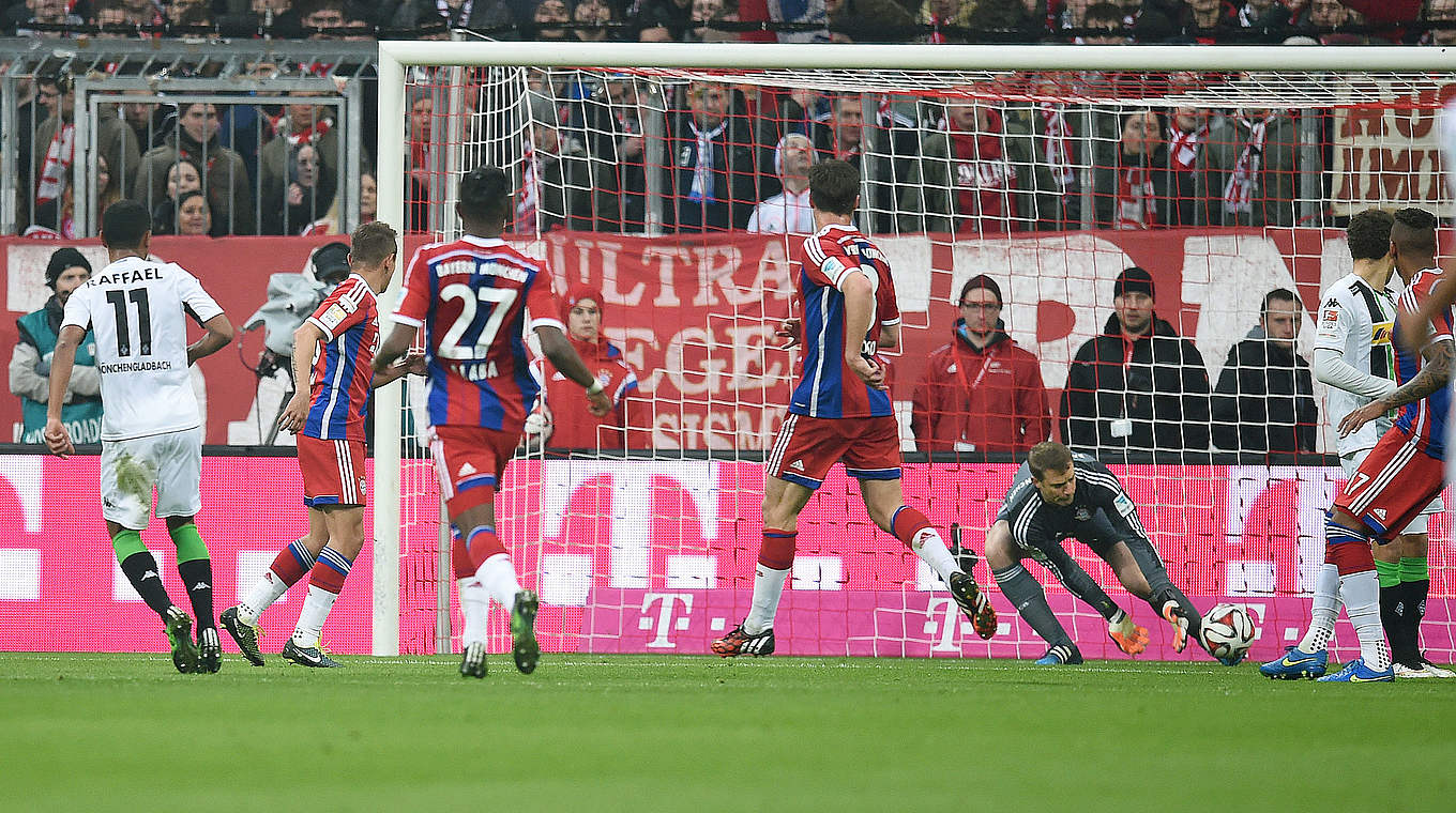 Raffael beat Manuel Neuer twice © 2015 Getty Images
