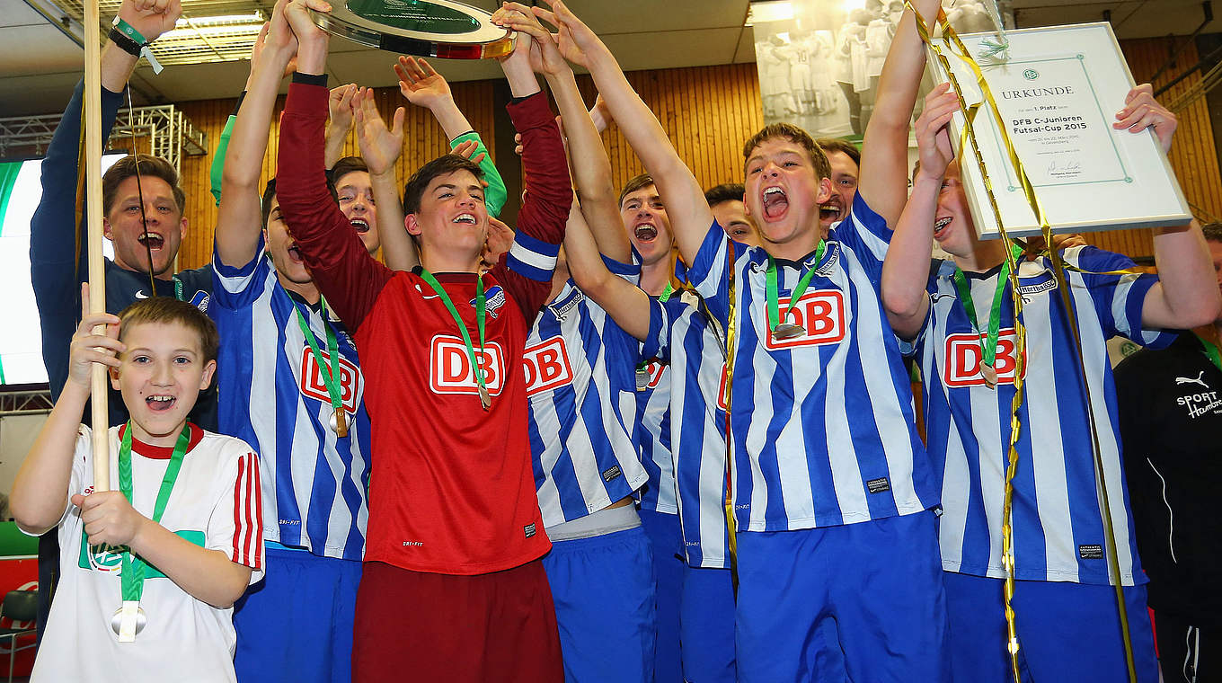 Freude pur: die Spieler der Hertha feiern den Sieg der Hallenmeisterschaft © 2015 Getty Images