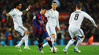 Tanzt Marcelo (l.), Ronaldo (2.v.r.) und Weltmeister Kroos (r.) aus: Lionel Messi © 2015 Getty Images