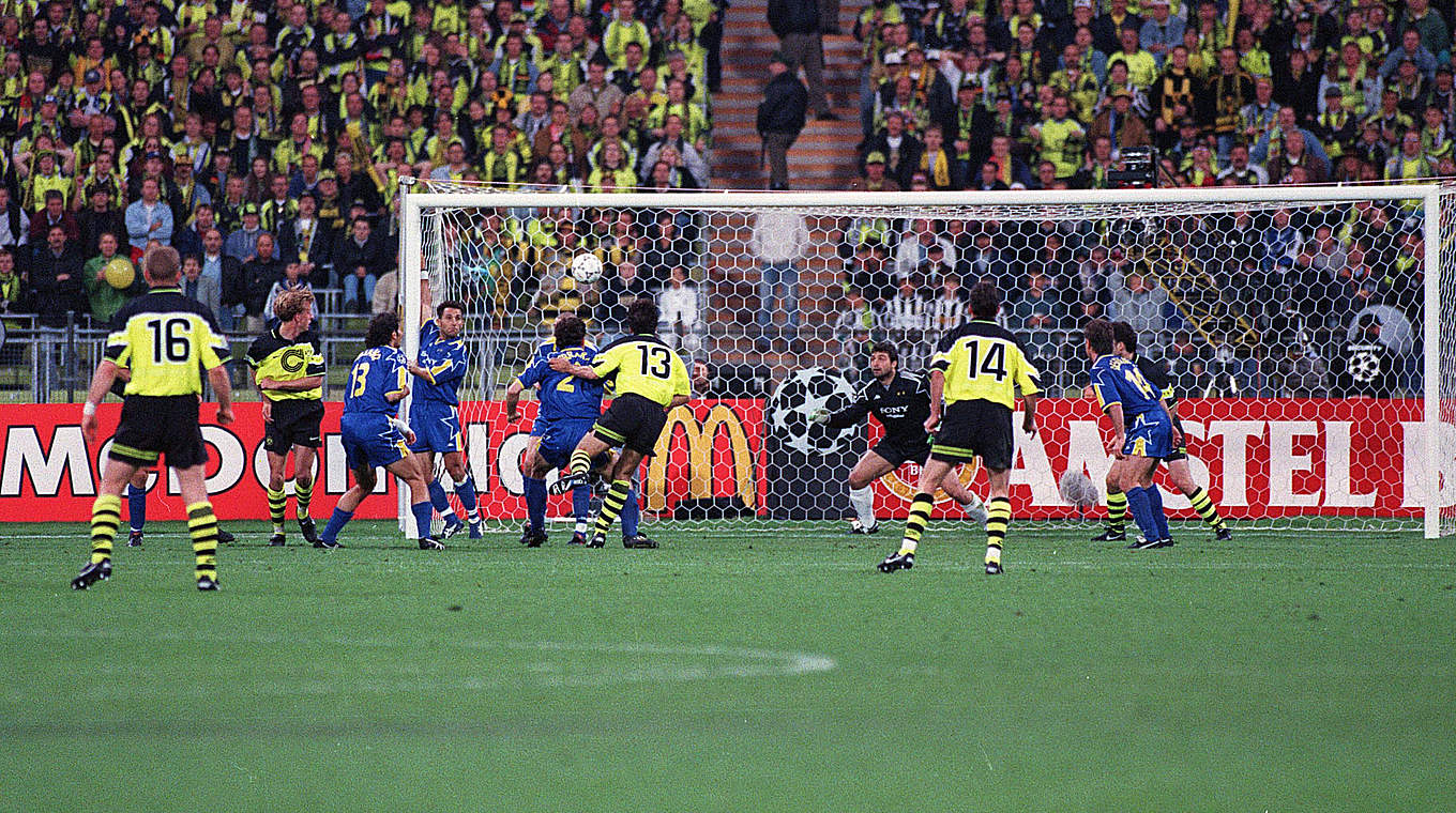 Das 2:0 für den BVB gegen Juve 1997: Karl-Heinz Riedle (Nr. 13) trifft per Kopf © imago/Buzzi