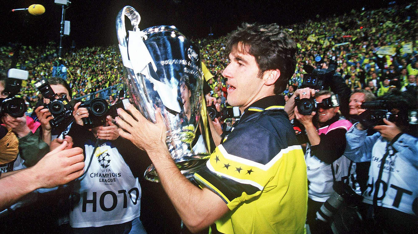 1997 Triumph in Munich: Karl-Heinz Riedle with the Champions League trophy © 