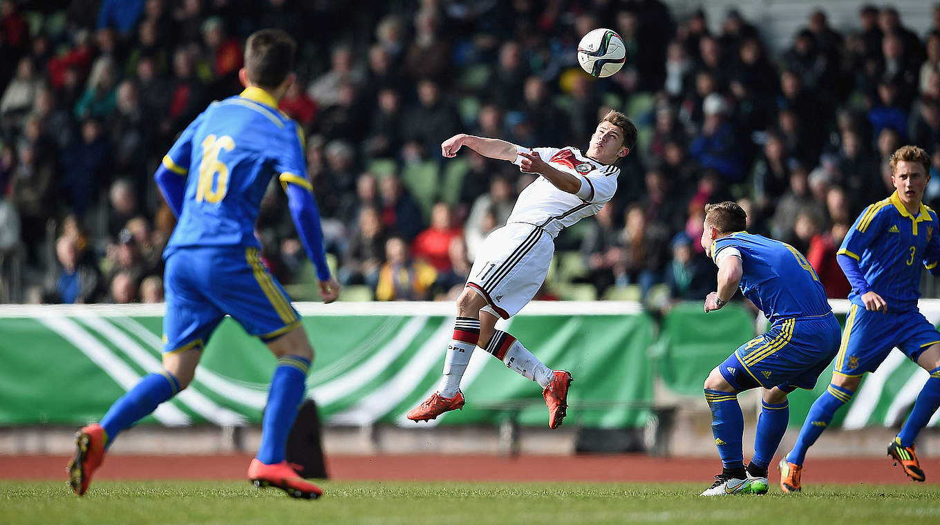 Behauptet sich gegen drei Ukrainer: Mats Köhlert (2.v.l.) vom Hamburger SV © 2015 Getty Images