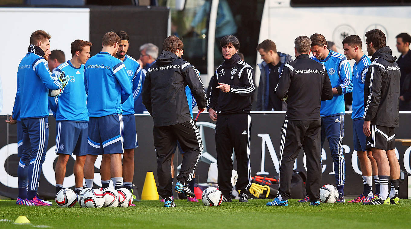 Doppelt hält besser: Bundestrainer Joachim Löw (M.) lässt zwei Gruppen trainieren © 2015 Getty Images