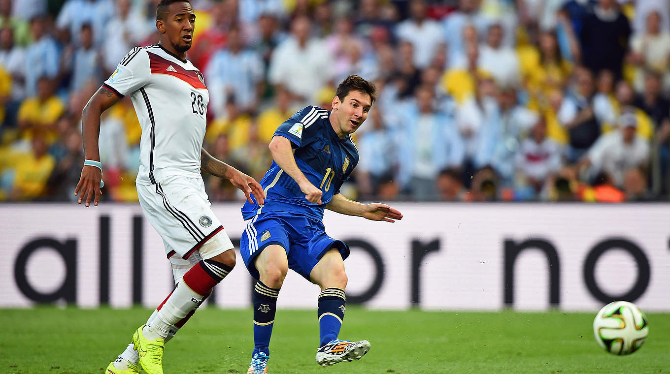 Im Duell gegen Weltfußballer Lionel Messi: Jérôme Boateng (l.) © 2014 Getty Images