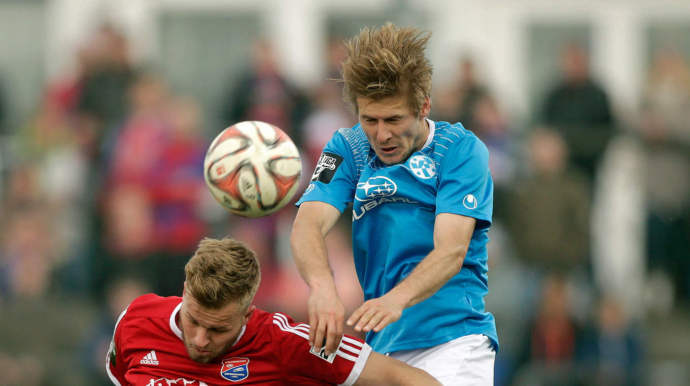 Fällt mit Innenbandanriss im rechten Knie aus: Marc Stein (r.) von den Stuttgarter Kickers © 2015 Getty Images