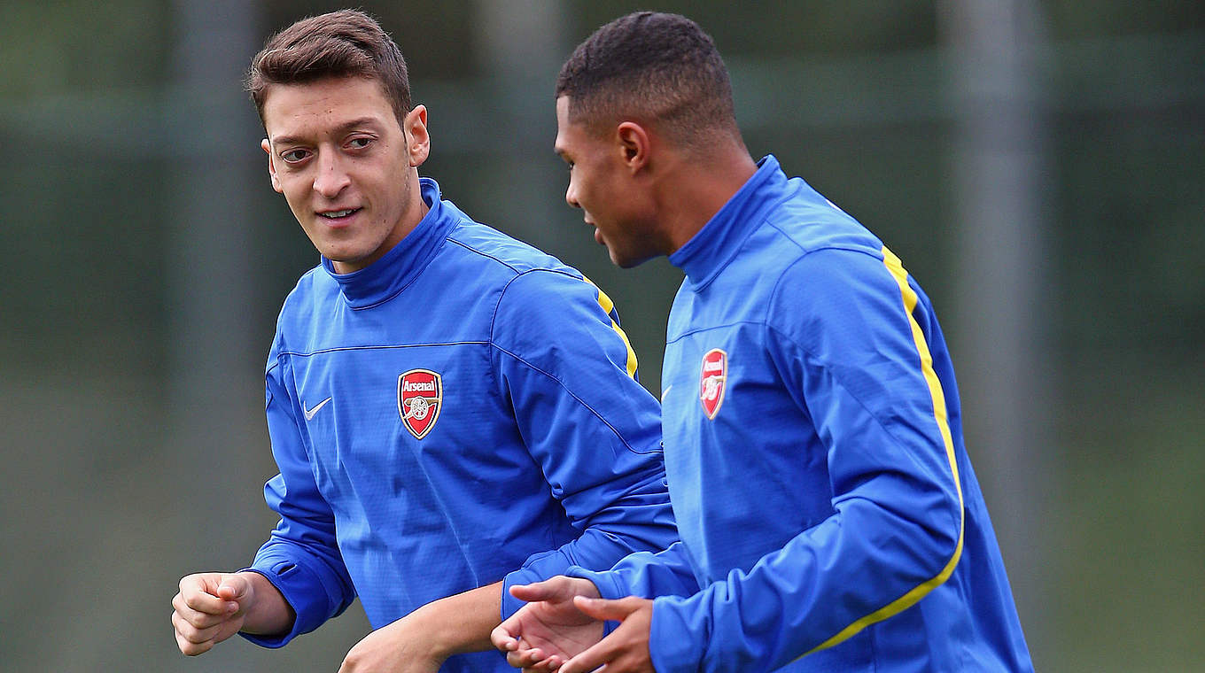 Zwei Deutsche bei Arsenal: Weltmeister Mesut Özil (l.) mit Serge Gnabry in London © 2013 Getty Images