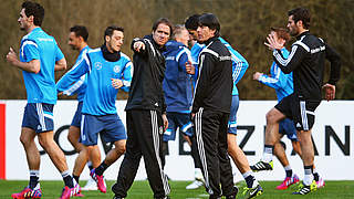 Thomas Schneider im Dialog mit Bundestrainer Joachim Löw: 