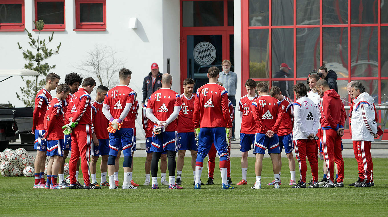 Schweigeminute für Flug 4U9525: Beim FC Bayern an der Säbener Straße © 2015 Getty Images