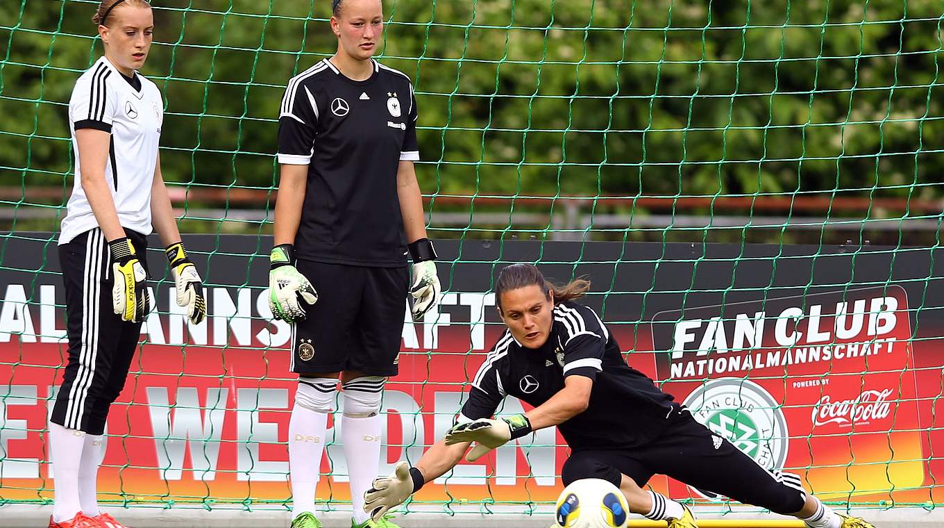Im Kreis des DFB-Teams: Kathrin Längert mit Almuth Schult und Nadine Angerer (v.l.) © 2013 Getty Images