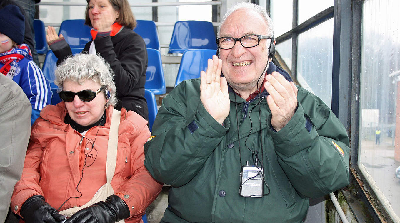 Dank Blindenreportern mitten im Spielgeschehen: Sehbehinderte Fußballfans © Oliver Jensen