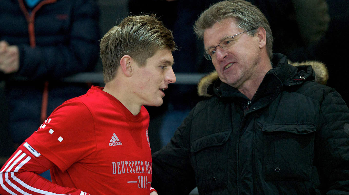 Der erste Trainer von Sohn und Weltmeister Toni Kroos: Rostocks Roland Kroos (r.) © imago/Camera 4