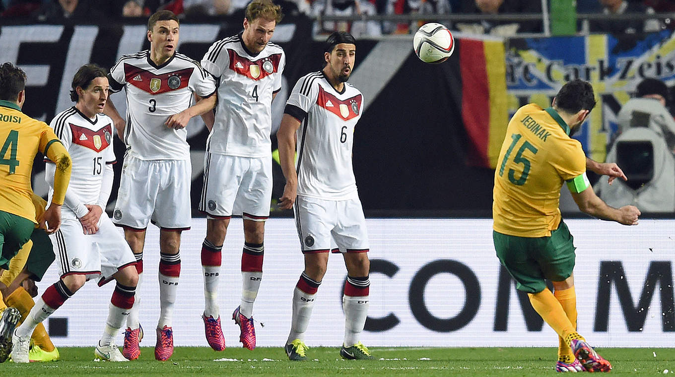 Mile Jedinak curls a free kick over the wall to put Australia in front © GES/Markus Gilliar
