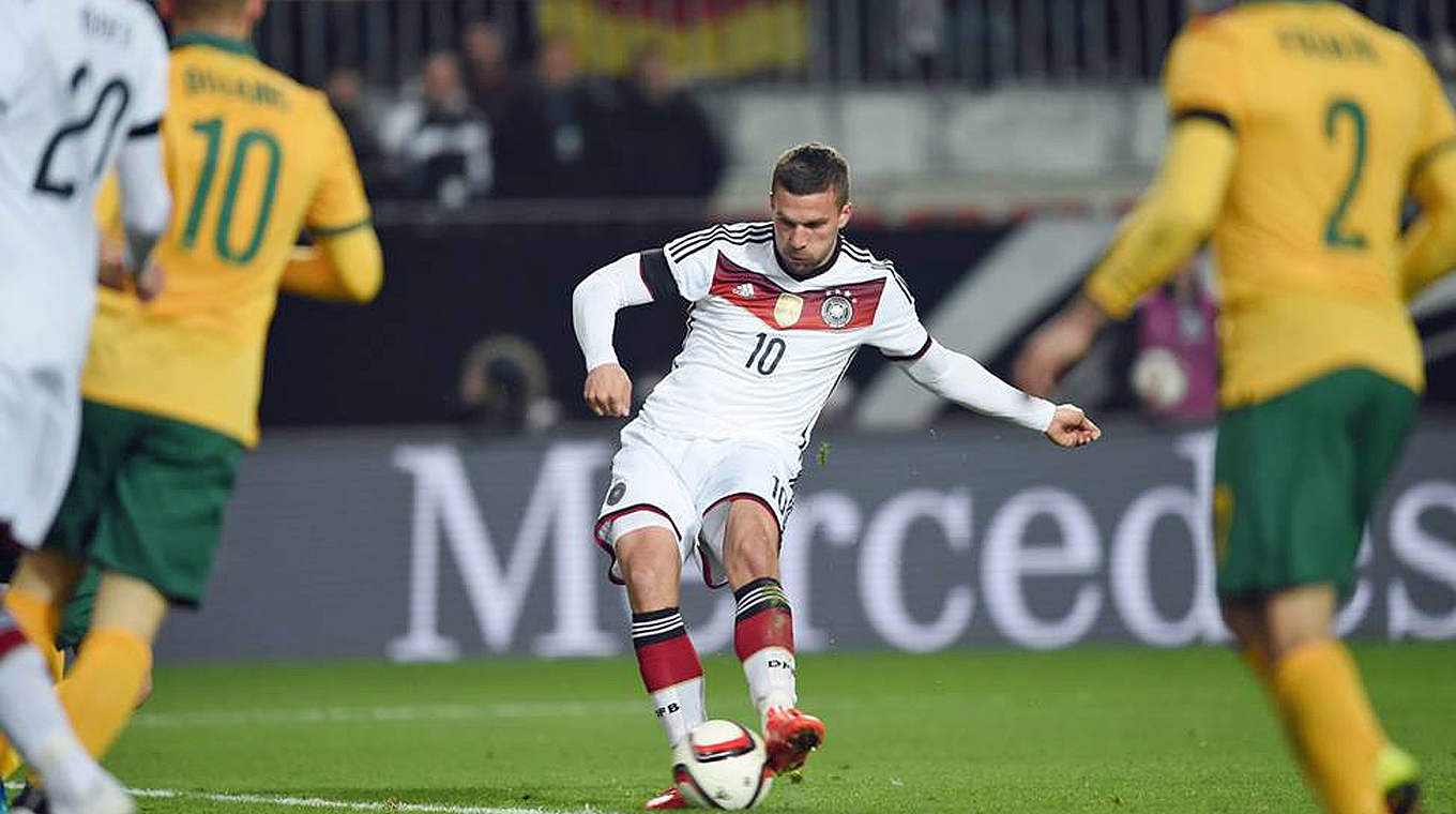 Das Tor zum Endstand: Lukas Podolski trifft zum 2:2 © GES/Markus Gilliar