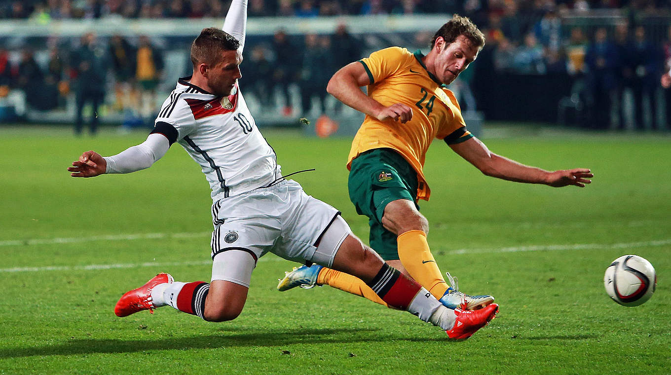 Fast noch der Siegtreffer gegen Australien: Podolski (l.) mit Pech © 2015 Getty Images