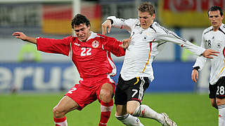 Letztes Duell gegen Georgien: Schweinsteiger (M.) und Co. siegen 2006 in Rostock 2:0 © 2006 Getty Images
