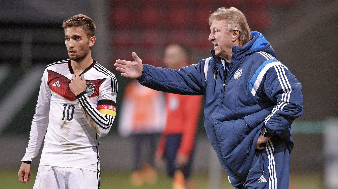 Verlängerter Arm von U 21-Trainer Horst Hrubesch (r.): VfB-Profi Moritz Leitner © 2014 Getty Images