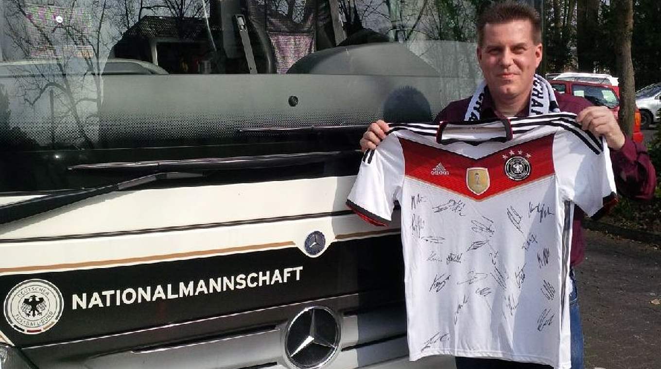 Stolz: Karsten Voigt mit dem neuen Trikot vor dem Mannschaftsbus. © Fan Club Nationalmannschaft