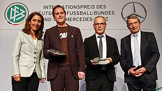 Sonderpreis: Pauli-Präsident Oke Göttlich, NestWerk-Mitbegründer Beckmann (2./3.v.l.) © 2015 Getty Images