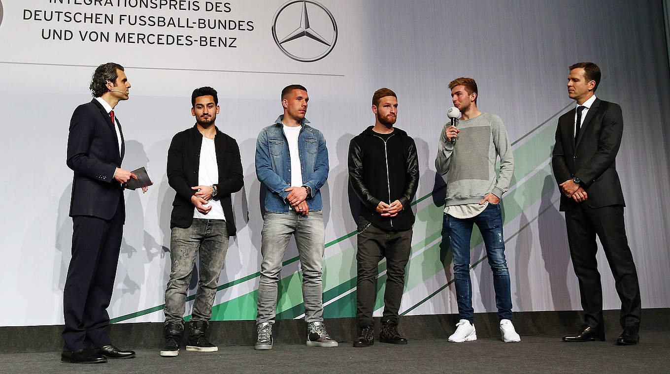 Zu Gast bei der Preisverleihung: Bierhoff, Kramer, Mustafi, Podolski, Gündogan (v.r.) © 2015 Getty Images
