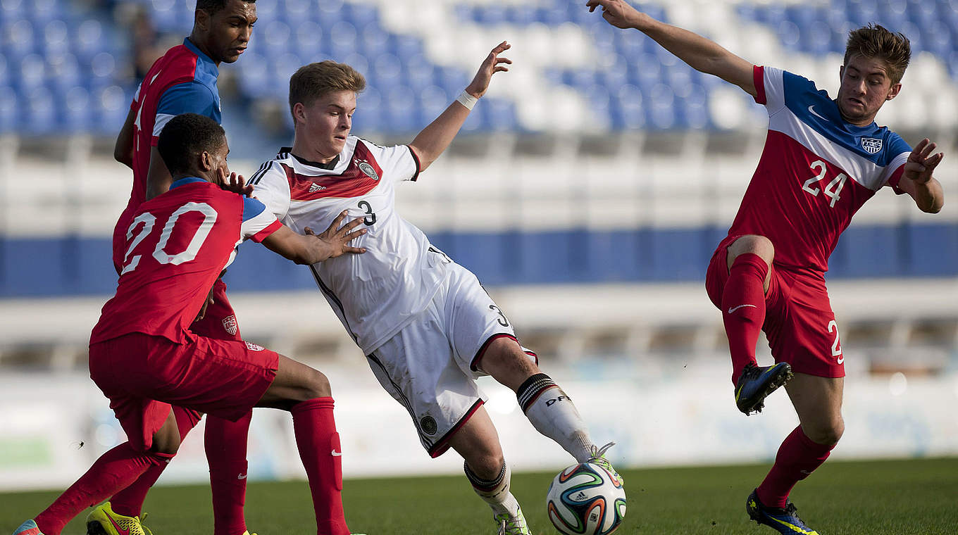 Steht vor seinem fünften U 18-Länderspiel: Maximilian Mittelstädt (2.v.r.) von Hertha BSC © 2014 Getty Images